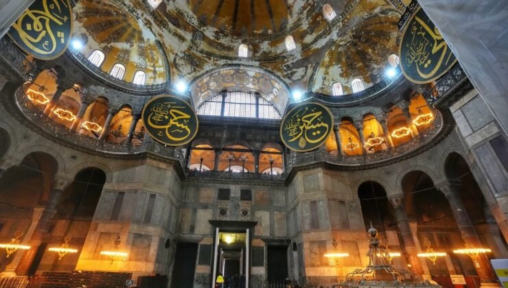Bakan Ersoy açıkladı: “Ayasofya’da süreç devam ediyor, Sultanahmet’te çalışmalar tamamlandı”