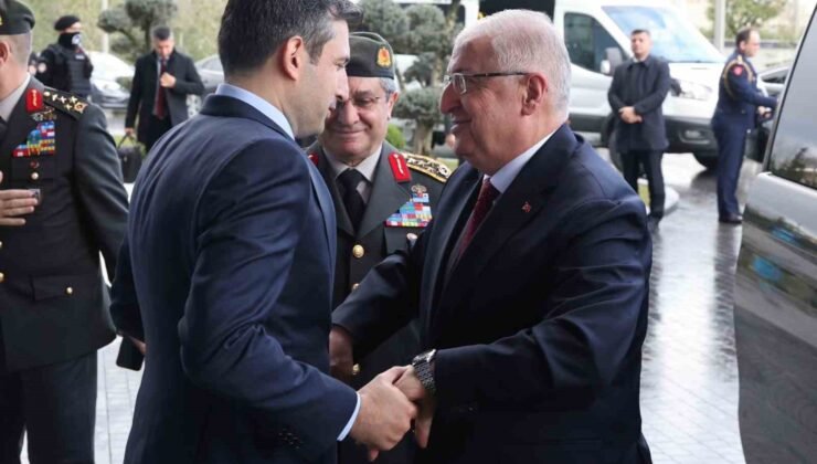 Bakan Güler, merhum Özdemir Bayraktar anısına hazırlanan belgeseli izledi