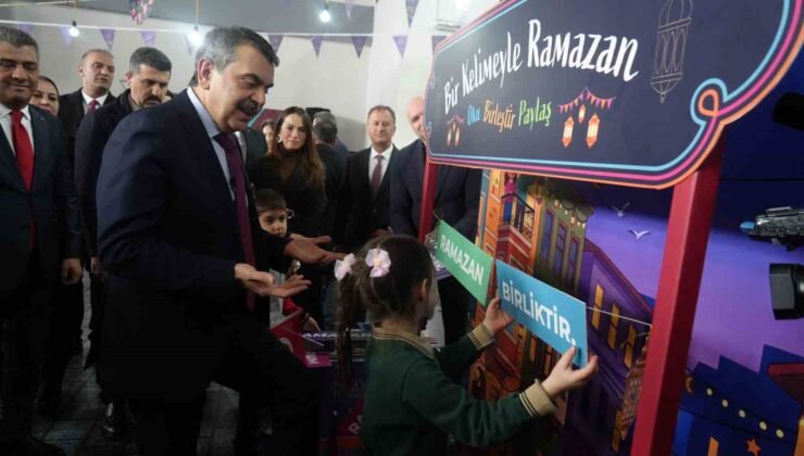 Bakan Tekin, Erzurum’da çocuklarla Ramazan Şenliği’nde buluştu