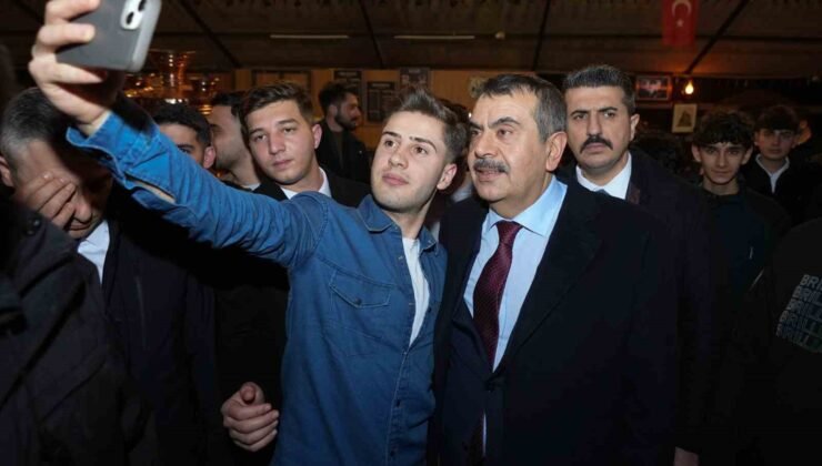 Bakan Tekin Ramazan çadırında gençlerle buluştu