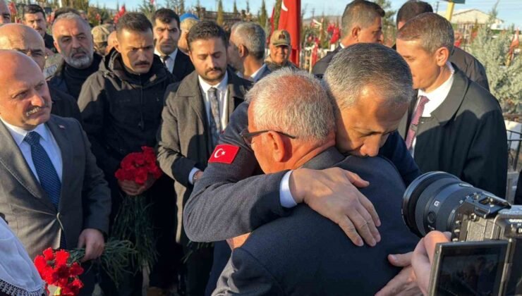 Bakan Yerlikaya, deprem şehitliğini ziyaret etti