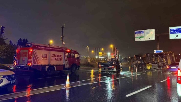 Bakırköy’de hafriyat kamyonu bariyere çarparak devrildi: 2 yaralı