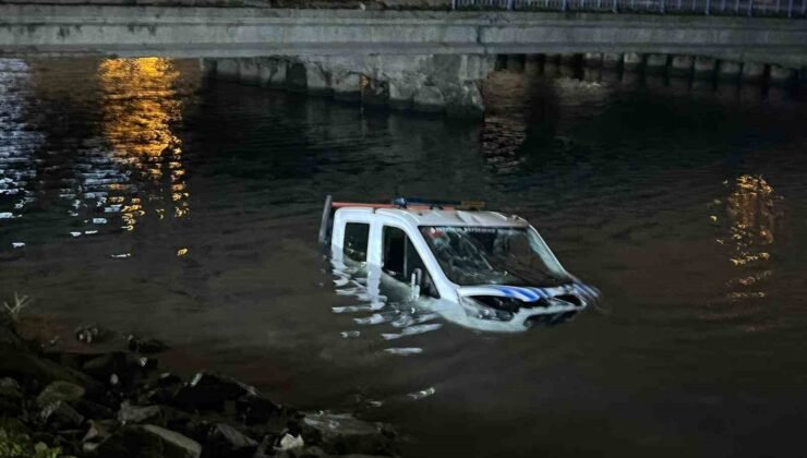 Bakırköy’de İBB’ye ait zabıta aracı denize düştü