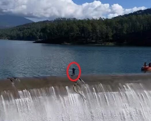 Balık üreticisinin savakları açık barajda yürekleri ağızlara getiren temizlik çalışması