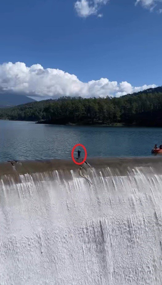 Balık üreticisinin savakları açık barajda yürekleri ağızlara getiren temizlik çalışması