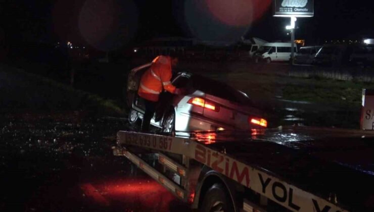 Balıkesir’de otomobilin çarptığı direk devrildi