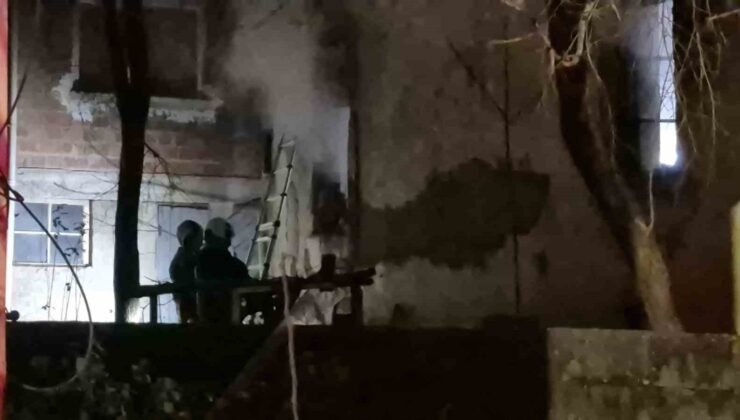 Bartın’da 2 katlı evde yangın paniği