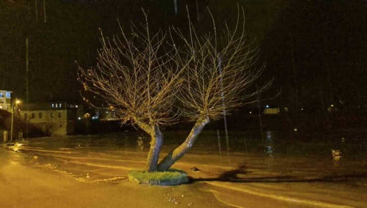 Bartın’da sağanak ve dolu yağışı ırmağı taşırdı
