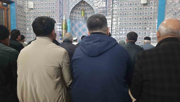 Başkale’de ilk teravih namazı kılındı