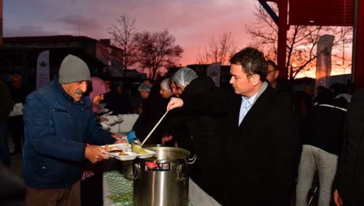 Başkan Erkan Aydın Panayır’da vatandaşlarla gönül sofrasında buluştu