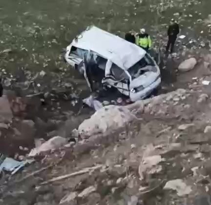 Batman’da araç uçuruma yuvarlandı: 3 ağır yaralı