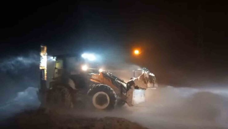 Bayburt’ta fırtına ve kar nedeniyle yolda kalan taksi ekiplerce kurtarıldı