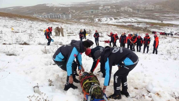 Bayburt’ta gerçeği aratmayan tatbikat: 3 kişi çığ altından çıkarıldı