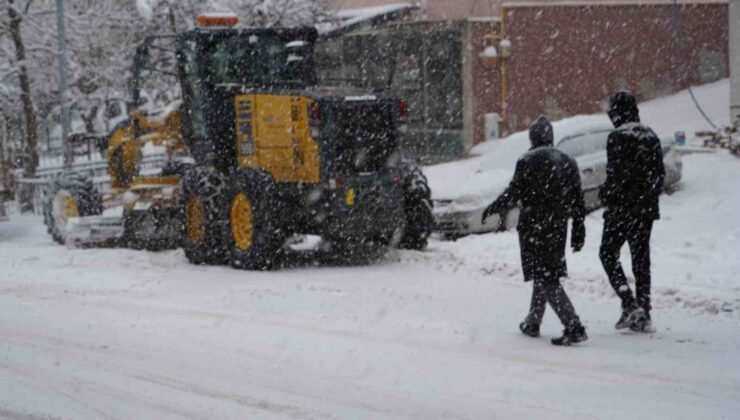 Bayburt’ta lapa lapa kar yağışı etkili oluyor