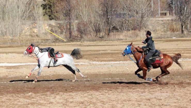 Bayburt’un kurtuluşunun 108’inci yılında cirit gösterisi düzenlendi