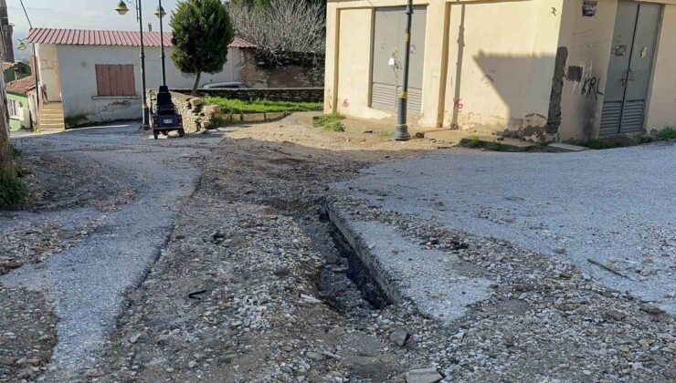 Bayındır’da sürücülerden çukur yollara tepki
