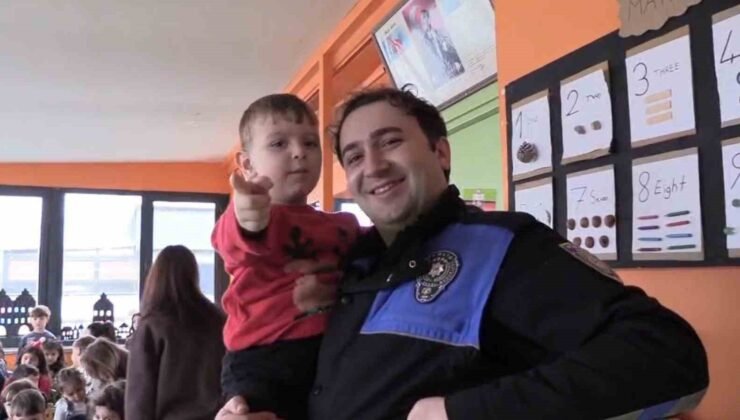 Bayrak sevgisi etkinliğinde minikler keyifli anlar yaşadı