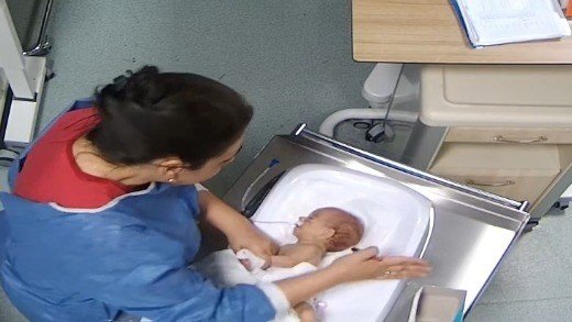 Bebeğe şiddet uygulayan hemşire mahkemede, “Bende bir anneyim çocuğumun bana ihtiyacı var”