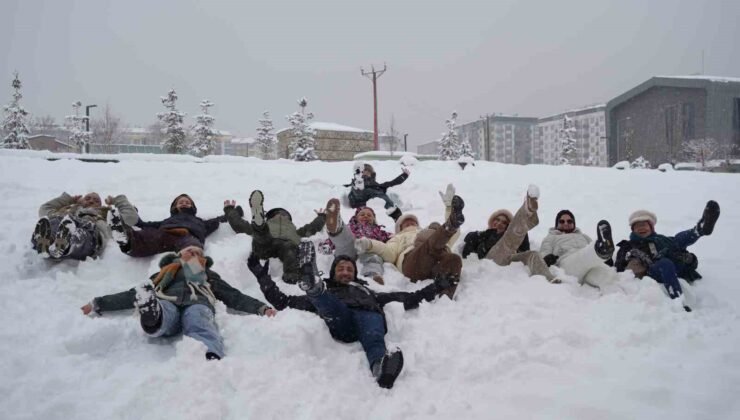 Belçikalı turistler Erzurum’da karda gönüllerince eğlendi