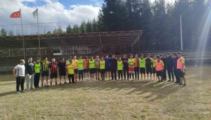 Beyağaçlı vatandaşlar ile polisler dostluk maçı oynandı