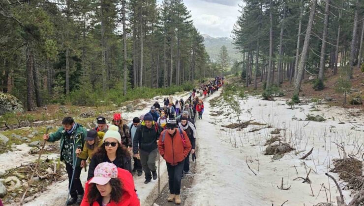 Beyşehir’de karda doğa yürüyüşü coşkusu