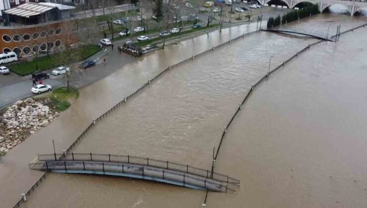 Biga’da yağış nedeniyle taşan Kocabaş Çayı dron ile görüntülendi