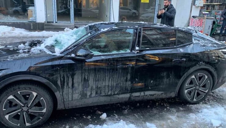 Bingöl’de çatıdan düşen kar otomobile zarar verdi