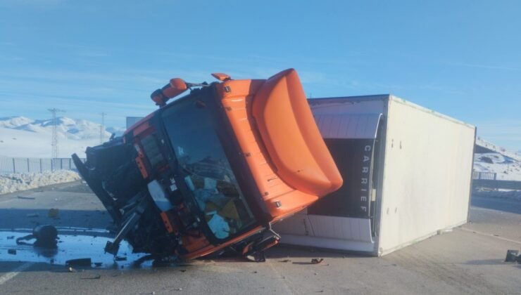 Bingöl’de tır devrildi: 1 yaralı