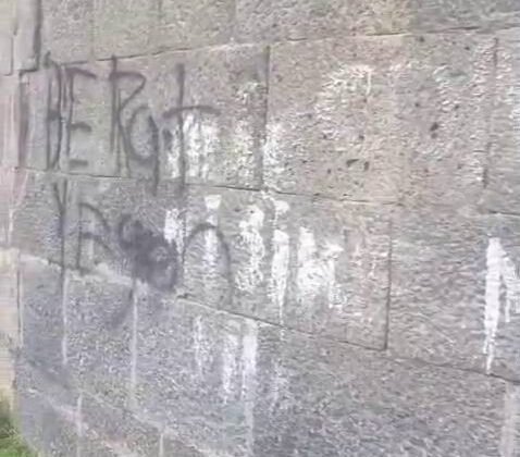 Binlerce yıllık surlara gelişigüzel yazılar yazdılar