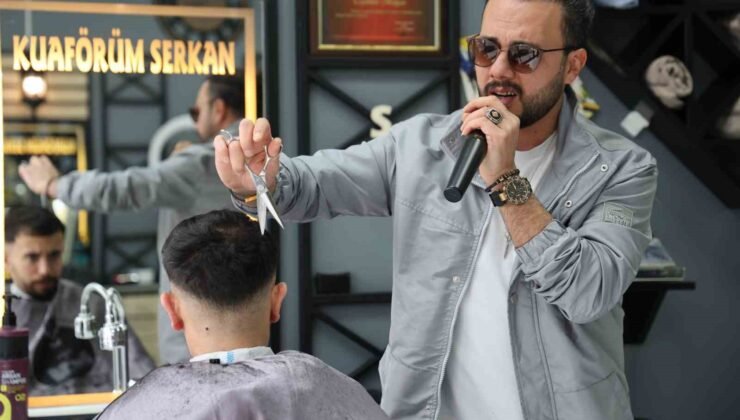 Bir elinde makas diğer elinde mikrofon