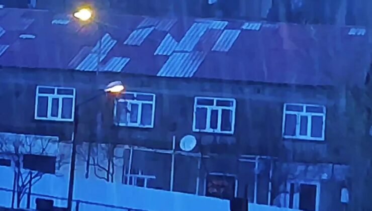 Bitlis’te çakan şimşekler geceyi gündüze çevirdi