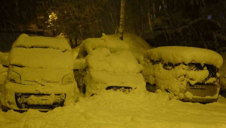 Bitlis’te kent merkezi beyaza büründü