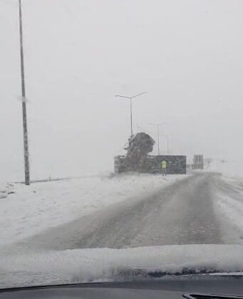Bitlis’te kontrolden çıkan tır yan yattı