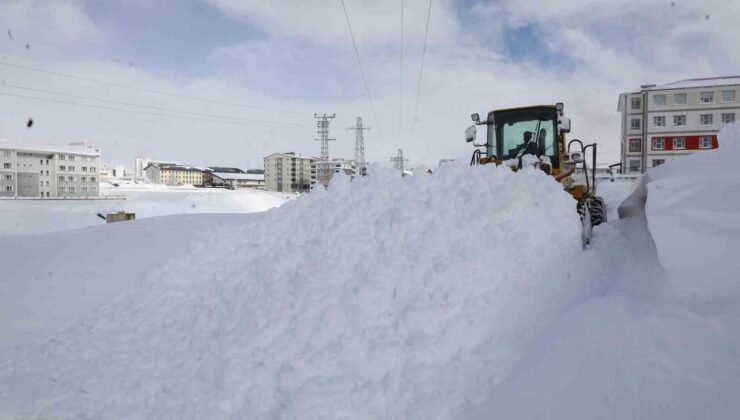 Bitlis’te yoğun karla mücadele çalışması
