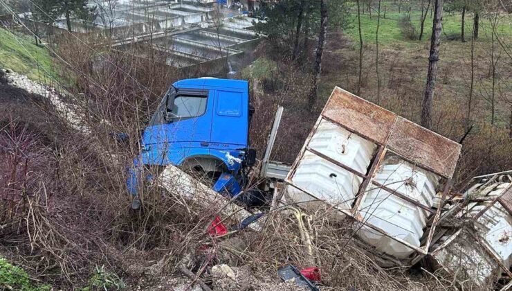Bolu’da tır şarampole devrildi, elektrik direği zarar gördü