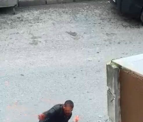 Boşanma aşamasında olduğu eşinin sevgilisine sokakta bıçakla saldırdı