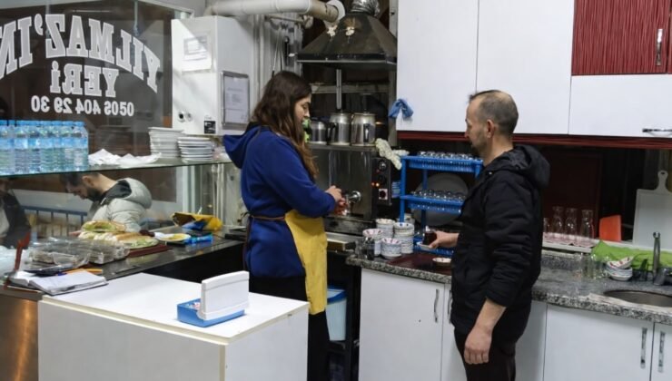 Bu kahvehaneye kadın eli değdi, müşteriler memnun