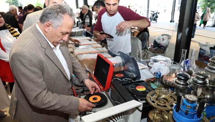 Bu pazar antikacılar buluşuyor