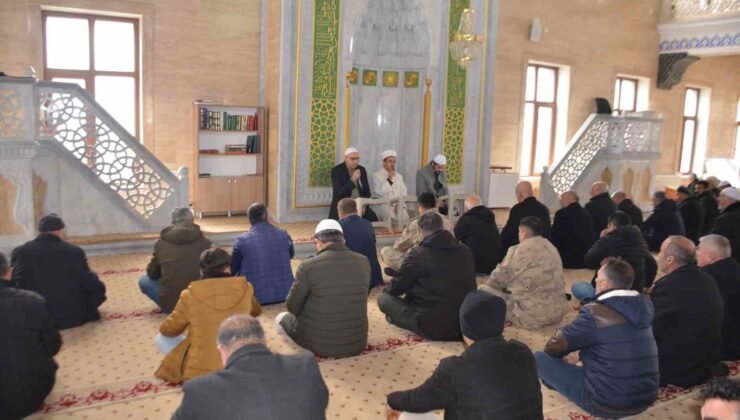 Bulanık’ta deprem şehitleri dualarla anıldı