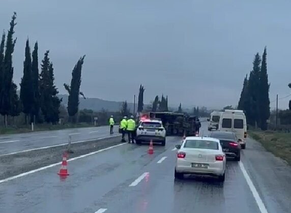 Buldan’da portakal yüklü kamyon refüje devrildi