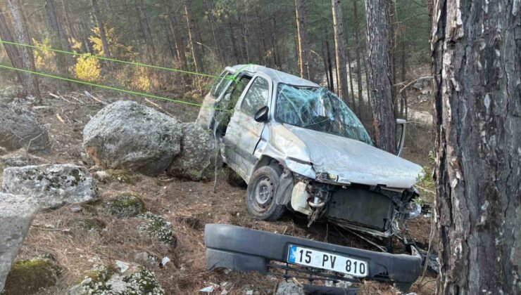 Burdur’da araç şarampole devrildi: 3 yaralı