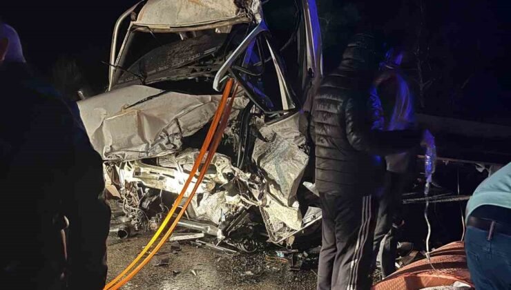 Burdur’da kamyonet ile tır çarpıştı: 2’si ağır 3 yaralı