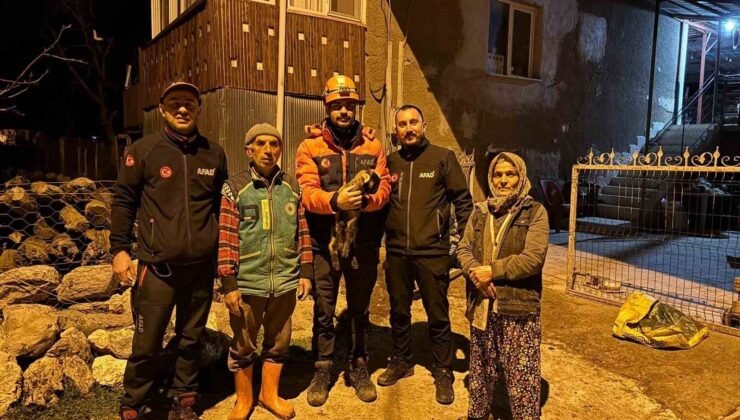 Burdur’da kuyuya düşen oğlak ekipler tarafından kurtarıldı