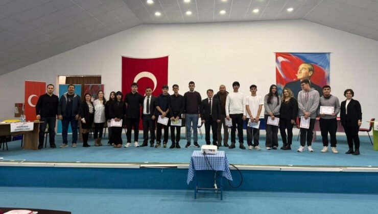 Burhaniye’de Korkma Gençliğin Ruhu Burada konulu bilgi yarışması yapıldı