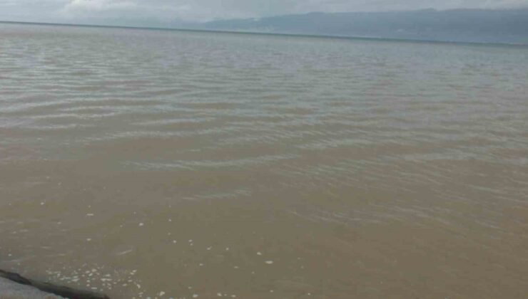 Burhaniye’de sağanak yolları göle çevirirken denizi bulandırdı