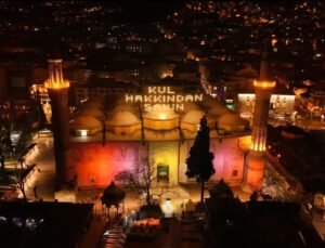 Bursa Ulu Cami’de Ramazan mahyası: “Kul hakkından sakın”