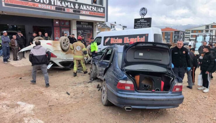 Bursa’da ehliyetsiz sürücü, park halindeki araçlara çarptı: 8 öğrenci yaralandı
