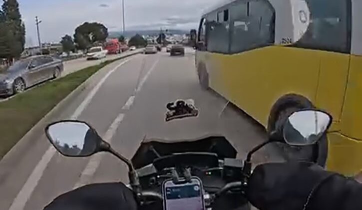 Bursa’da otobüs motosikletlinin önüne kırdı