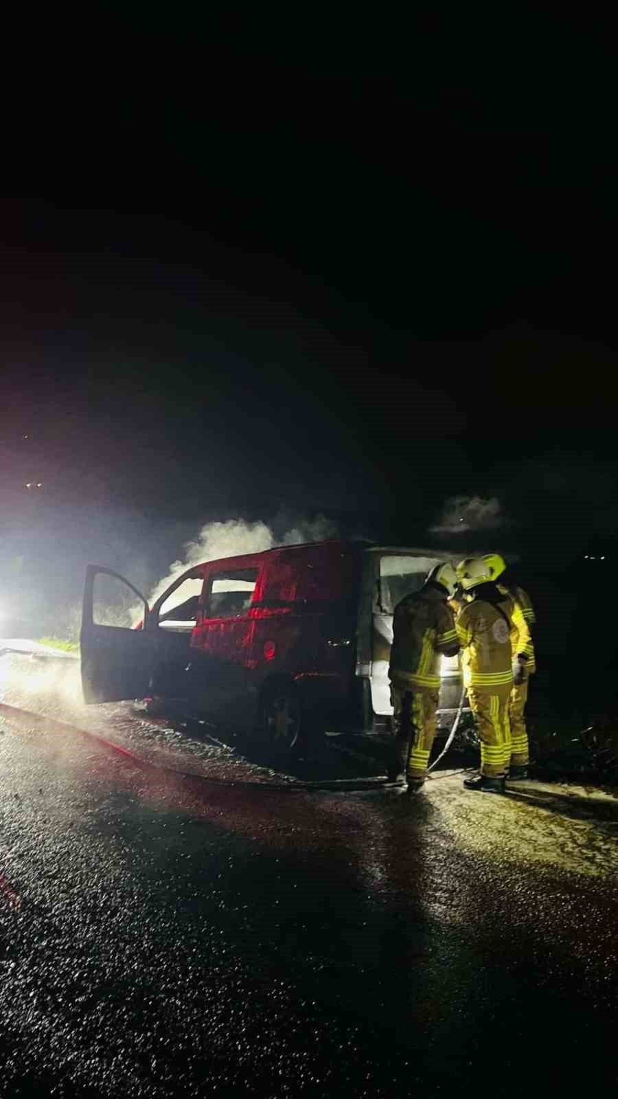 Bursa’da seyir halindeki araç alevlere teslim oldu