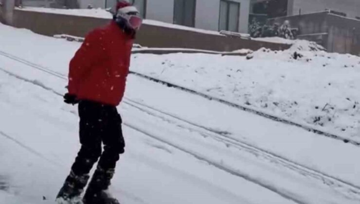 Bursa’da yağan karı fırsat bilen vatandaş şehir merkezinde kayak yaptı